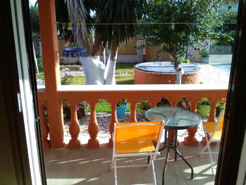 vista su un patio con tavolo e sedie di Armonia Studios ad Agios Georgios