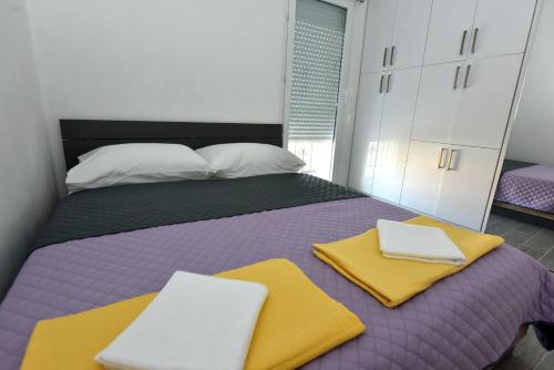 Ένα ή περισσότερα κρεβάτια σε δωμάτιο στο Apartmani Ivan V RELAX