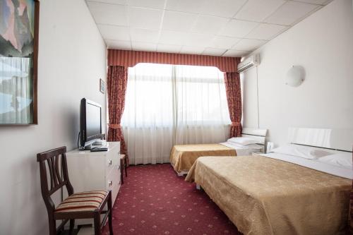 Cette chambre comprend 2 lits et une fenêtre. dans l'établissement Hotel Giulietta e Romeo, à Casal Palocco