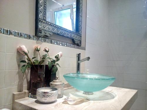 a bathroom with a bowl sink and a mirror at Mis Tres Centenarios in El Puerto de Santa María