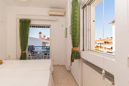 Postel nebo postele na pokoji v ubytování Alexger Gerakini Beach house view