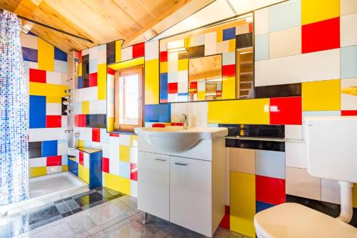 kolorowa łazienka z umywalką i wanną w obiekcie House Mondrian w mieście Vodnjan