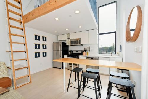 Dapur atau dapur kecil di New Beach House, Steps to Sand