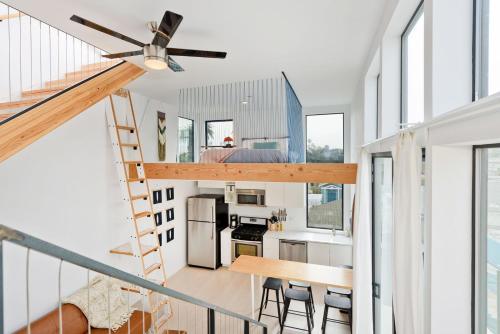 Dapur atau dapur kecil di New Beach House, Steps to Sand