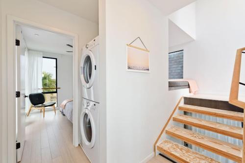 Gambar di galeri bagi New Beach House, Steps to Sand di San Diego