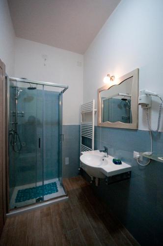 a bathroom with a glass shower and a sink at Agriturismo La Madonnina in Montefalco