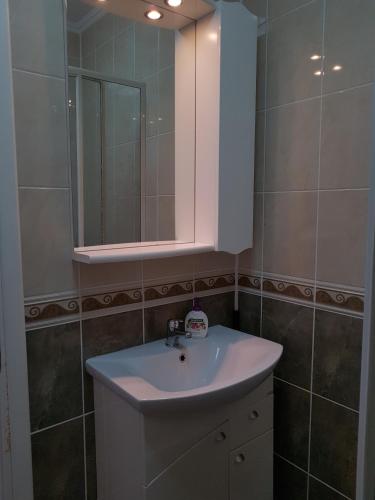 a bathroom with a sink and a mirror at Pensiunea Lőrincz *** Panzió in Sovata
