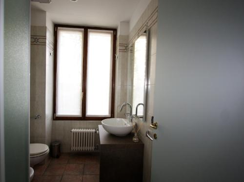 House on the lake shore of Laglio photo 3