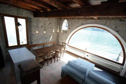 Postel nebo postele na pokoji v ubytování House on the lake shore of Laglio
