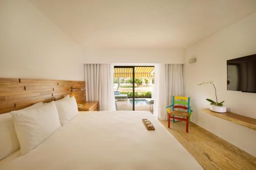 Postel nebo postele na pokoji v ubytování Viva V Samana by Wyndham, A Trademark Adults All Inclusive