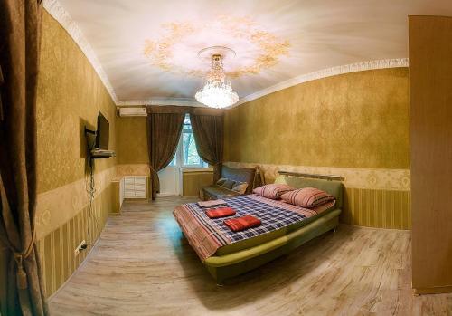 ヘルソンにあるOne bedroom Apartment on Svobody Squareのベッドルーム1室(ベッド1台、シャンデリア付)
