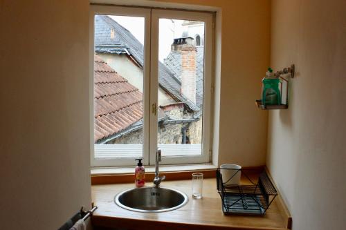 a sink in a kitchen with a window at Un Joli Pied a Terre in Montignac