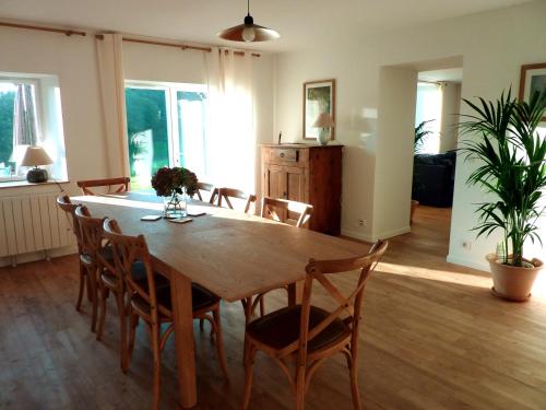 a dining room with a wooden table and chairs at Chambre d'hôtes Chalendeix in Nedde