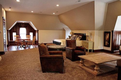 a hotel room with a bed and a table and chairs at Wishmaker House B&b in Bellville