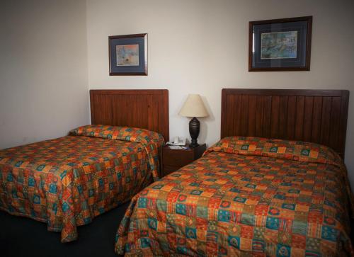 um quarto de hotel com duas camas e um candeeiro em Fiesta Versalles em Monterrey