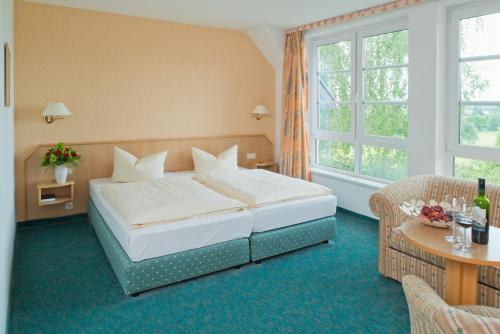 a hotel room with a bed and a table at Hotel Marschall Duroc in Görlitz