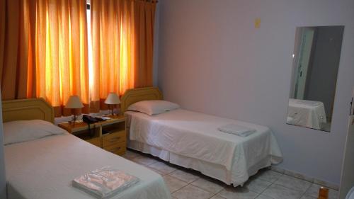 En eller flere senger på et rom på Hotel Mariluz