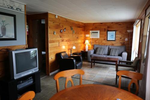 TV at/o entertainment center sa Blue Crest Cottages