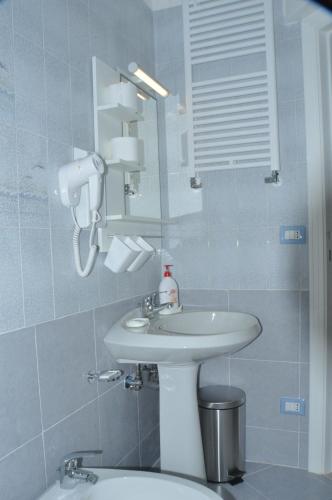 カーヴァ・デ・ティッレーニにあるAldebaran B&Bのバスルーム(洗面台、鏡、トイレ付)