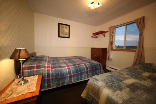 En eller flere senge i et værelse på Blue Crest Cottages