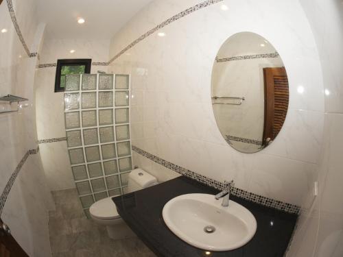 Koupelna v ubytování Chanapha Residence
