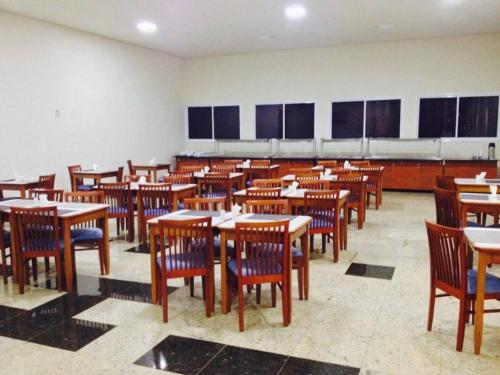 ein Klassenzimmer mit Tischen und Stühlen in einem Raum in der Unterkunft Habitat Hotel Pirassununga in Pirassununga