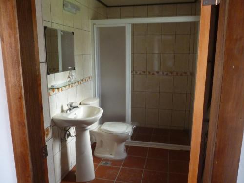 La salle de bains est pourvue de toilettes et d'un lavabo. dans l'établissement Lieyu B&B, à Lieyu