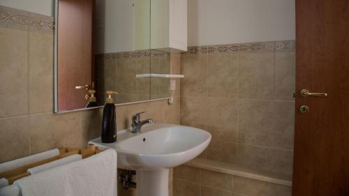 y baño con lavabo y espejo. en Alloggio Turistico, en Viterbo