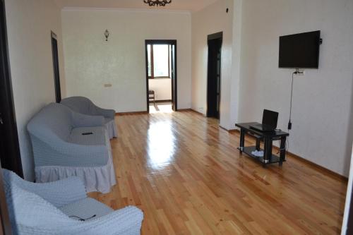 TV a/nebo společenská místnost v ubytování Shalva Apartment