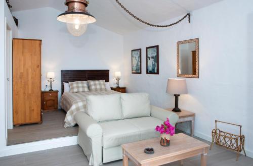 una sala de estar con un sofá y una cama en Casa Berriel 1, en Tías