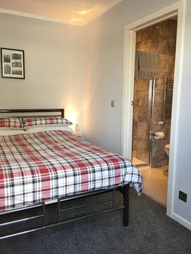 um quarto com uma cama e um chuveiro em 32a railside em Inverness
