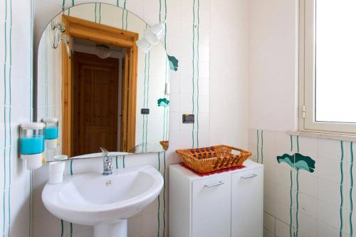 VillagraziaにあるLa Casa Difronteのバスルーム(洗面台、鏡付)