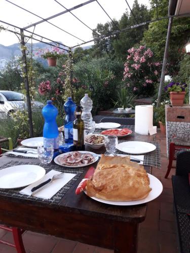 uma mesa com pratos de comida em cima em Il Nido Del Cuculo em Carrara