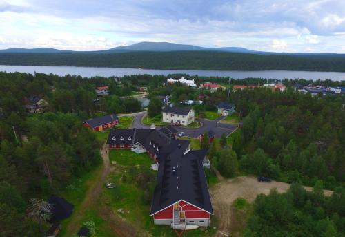 uma vista aérea de uma casa com um hangar em Hotel Hetan Majatalo em Enontekiö