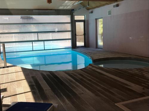 une piscine avec de l'eau bleue dans une maison dans l'établissement Appartement tt confort au cœur des montagnes avec vue sur les montagnes wifi, à Luz-Saint-Sauveur