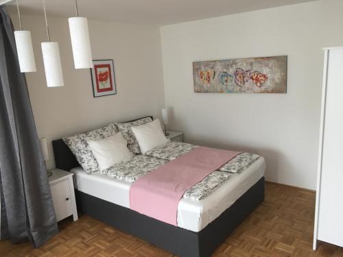 ウィーンにあるBelvedere Studio Apartmentの小さなベッドルーム(ベッド1台付)