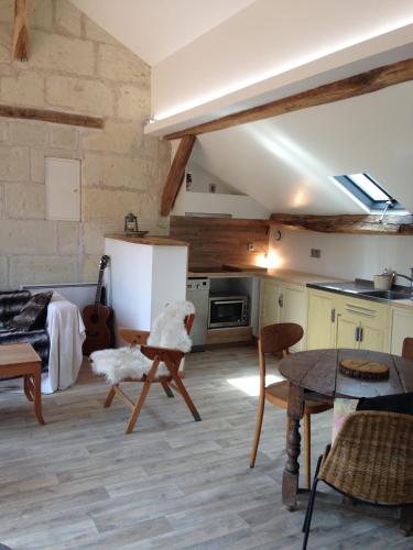 Dapur atau dapur kecil di studio avec terrasse Abbaye d'Aiguevive