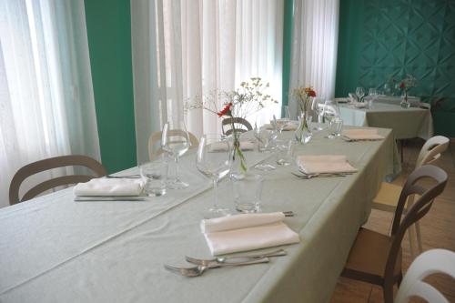 a table with wine glasses and napkins on it at GG8 Hotel & Suite SPA in Gualdo Tadino