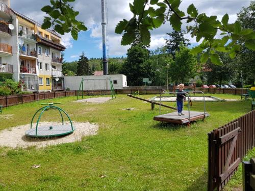 Aire de jeux pour enfants de l'établissement Apartament Marta