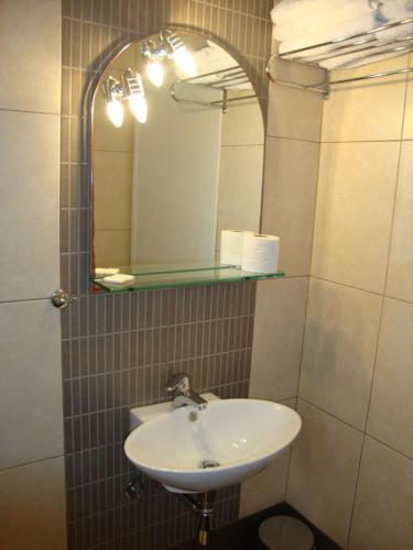a bathroom with a sink and a mirror at Hotel Minoa in Katapola