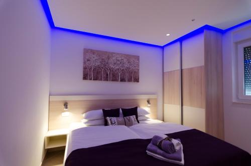 מיטה או מיטות בחדר ב-Luxury Villa Star Lights Trogir - heated pool, hot tub, gym, billiard