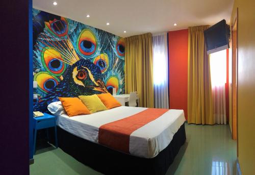 - une chambre avec un lit orné d'une peinture murale dans l'établissement Hotel Indiana, à Pinto