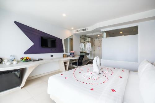 Televisyen dan/atau pusat hiburan di Blue Boat Hotel JC