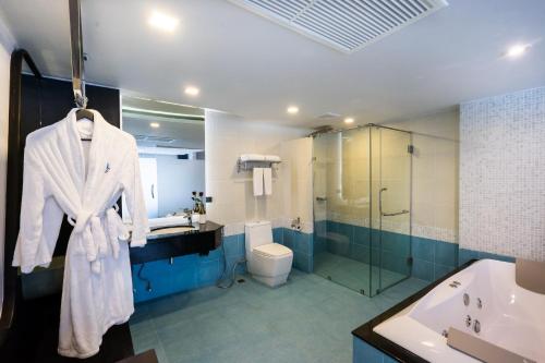 Bilik mandi di Blue Boat Hotel JC