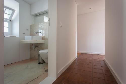 a bathroom with a toilet and a sink at Quinta dos Peixes Falantes in Ribeira Grande
