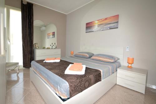 een slaapkamer met een bed met twee handdoeken erop bij Villa Lumari in Siracusa