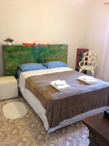 Casa da Lili-ESPAÇO INDEPENDENTE E PRIVATIVO في بروتاس: غرفة نوم بسرير كبير عليها مناشف