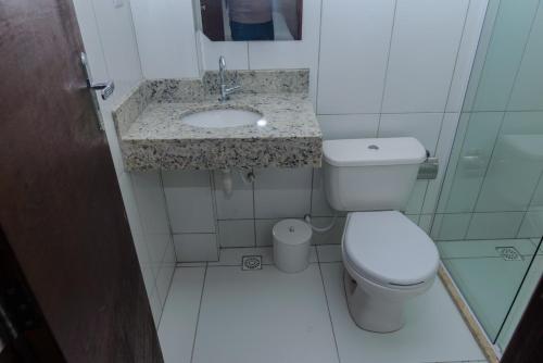 ein kleines Bad mit WC und Waschbecken in der Unterkunft Pojuca Plaza Hotel in Pojuca