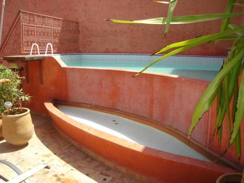 Bazén v ubytování Riad El Ma nebo v jeho okolí