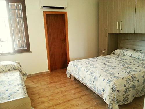 カルボニフェラにあるCasetta Olgaのベッドルーム1室(ベッド2台付)が備わります。